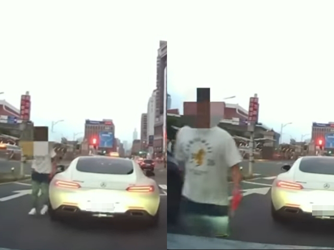 驾驶行驶在忠孝西路，遭到1辆宾士车突然强行从左侧插入前方，宾士车接着还不断逼车、拦停，宾士车主等红灯时直接开车门，下车走向后方谯三字经。（翻摄自YouTube）