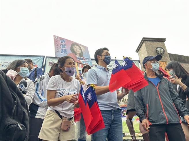 国民党台北市长参选人蒋万安9日上午陪同北市议员游淑慧议员赴内湖东湖市场扫街。（杨亚璇摄）