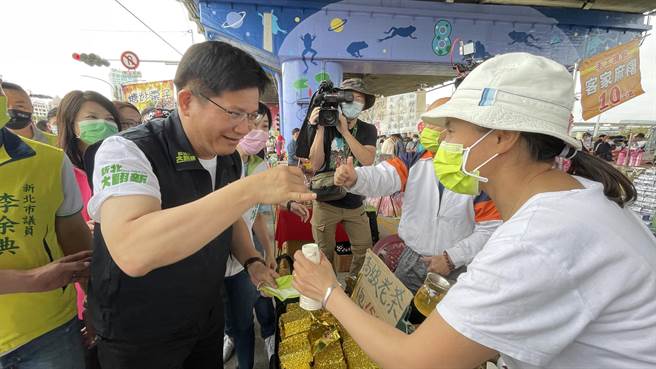 民進黨新北市長參選人林佳龍今天上午再度到三重進行市場掃街。（呂健豪攝）
