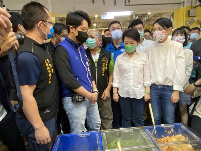 台中市長盧秀燕（前右2）陪同新竹市長參選人高虹安（前右）一起逛建國市場。（張妍溱攝）