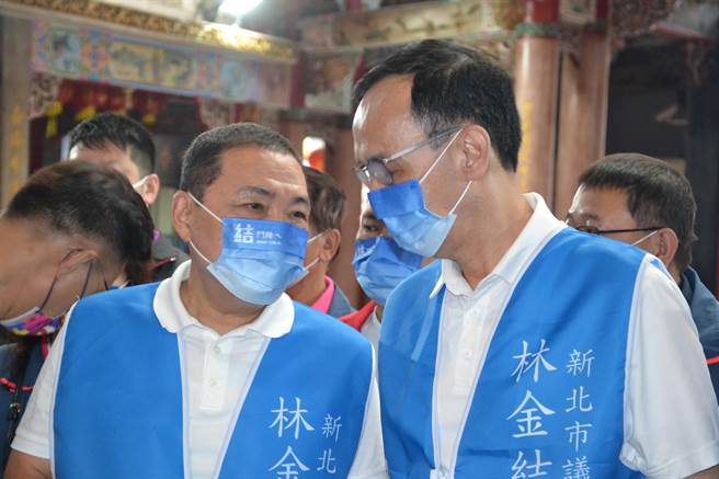 新北市長侯友宜今參與市議員林金結的聯合競選造勢大會，國民黨主席朱立倫首度為侯友宜站台，兩人互動熱絡，一見面不僅握手寒暄，也熱情擁抱，遊行路上更並肩而行，一路暢聊。（蔡雯如攝）