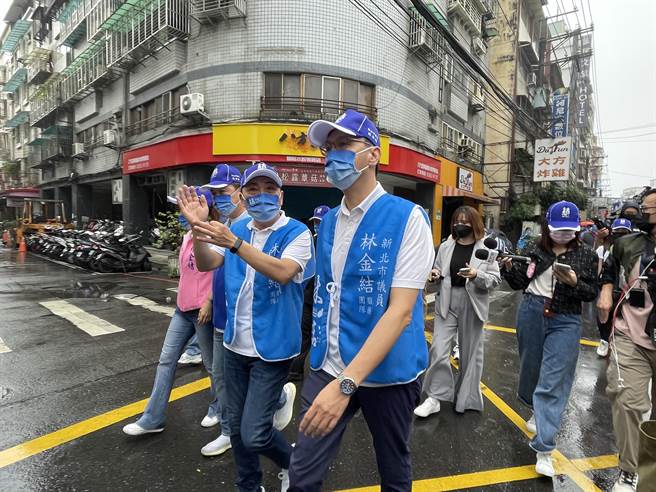 新北市長侯友宜今參與市議員林金結的聯合競選造勢大會，國民黨主席朱立倫首度為侯友宜站台，兩人互動熱絡，一見面不僅握手寒暄，也熱情擁抱，遊行路上更並肩而行，一路暢聊。（蔡雯如攝）