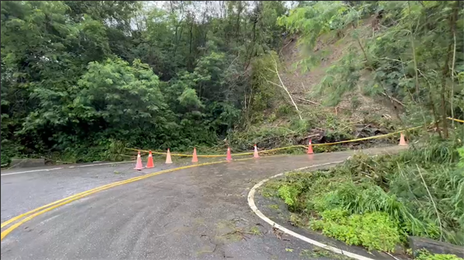 东北季风及对流旺盛影响，连日大雨造成花64线瑞港公路6.7公里处边坡大面积土石崩落，经相关单位陆续清除后，目前採单线双向通行。（凤林警分局提供／罗亦晽花莲传真）