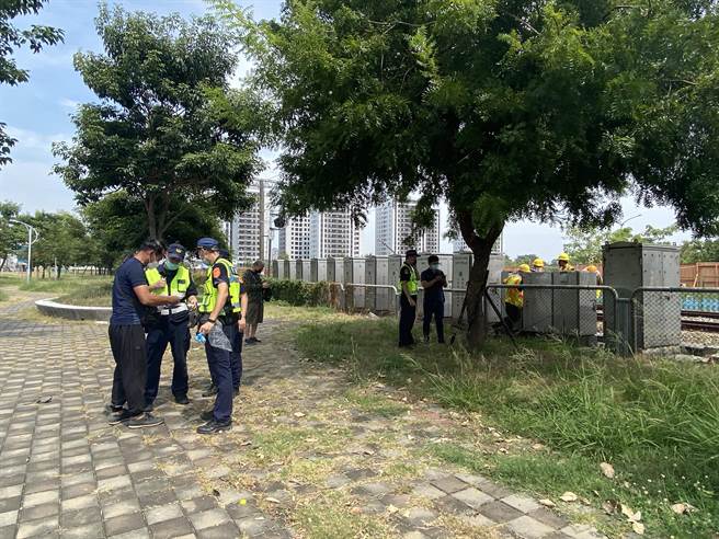 台铁上午传出死伤事故，警方到场处理。（曹婷婷摄）