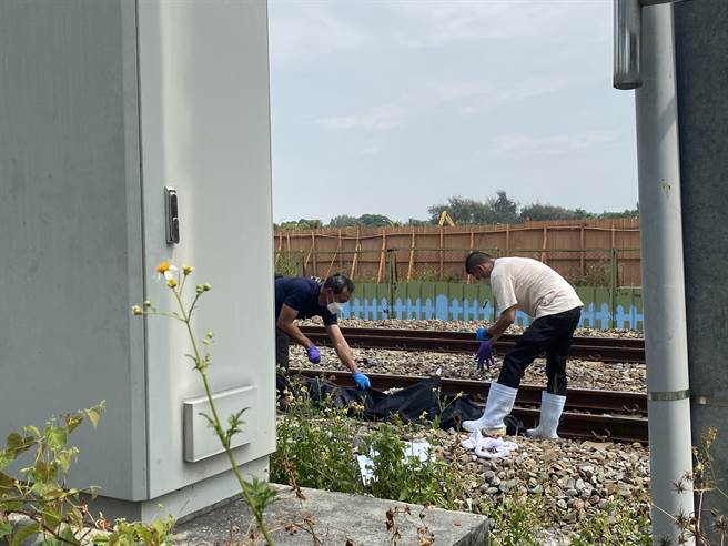 台铁上午传出死伤事故，警方到场处理。（曹婷婷摄）