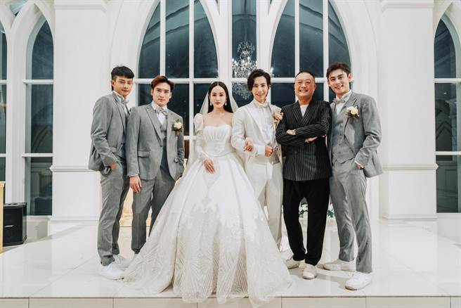 洪聆翔与夏曼娣（Mandy）办婚宴，好友陈奕、沈建宏、张庭瑚当伴郎，知名经纪人辛志谕担任证婚人。（美式生活婚礼婚纱提供）