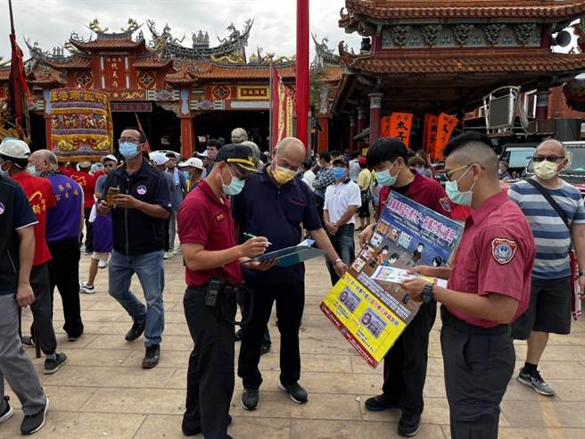 遶境活动期间，台南市消防局第三救灾救护大队除加强爆竹烟火安全宣导外，并严格来取缔违法情事。（台南市消防局／李俊淇台南传真）