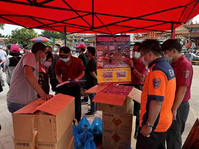 台南消防局第三大队派员前往绕境沿途宫庙加强爆竹烟火安全宣导外，还将于遶境期间派遣人车于绕境路线沿途警戒、安全维护、广播宣导。（台南市消防局／李俊淇台南传真）