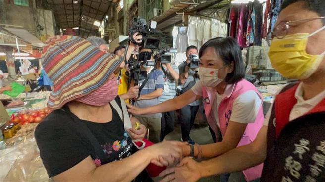 国民党高雄市长参选人柯志恩今早在市议员黄绍庭、陈若翠陪同下到苓雅区三和市场扫街。（柯宗纬摄）