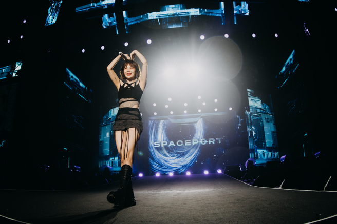 泫雅俏皮对台下粉丝比爱心。（太空港提供）