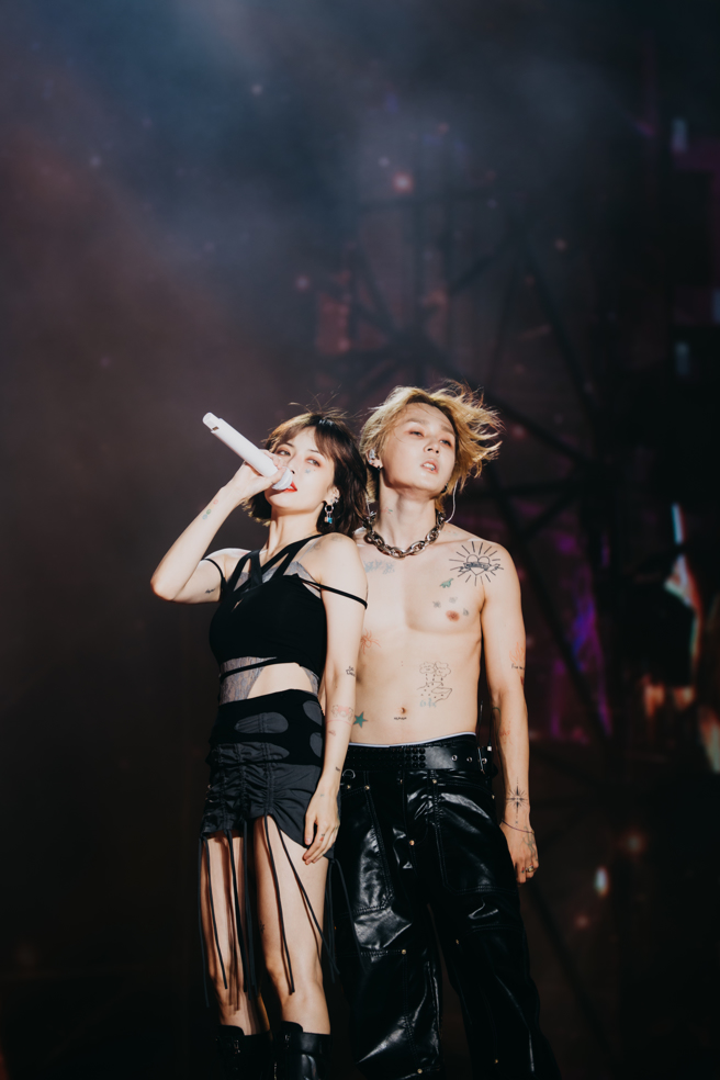 泫雅（左）和Dawn贴身热舞。（太空港提供）