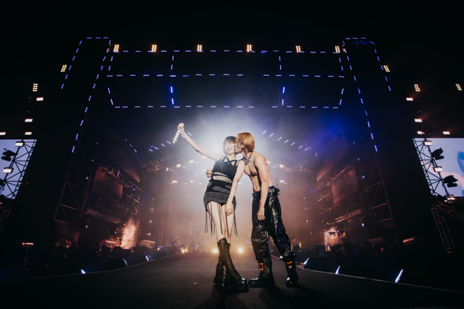 Dawn（右）在表演结束后再亲一下泫雅脸颊。（太空港提供）