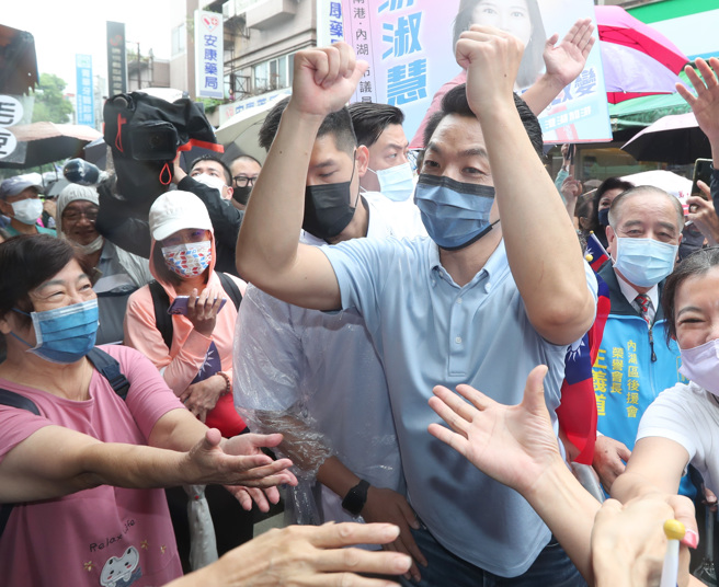國民黨台北市長參選人蔣萬安9日赴內湖東湖市場掃街拜會，爭取民眾的支持。（鄭任南攝）
