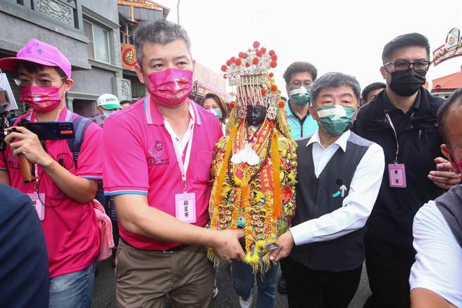 民進黨台北市長參選人陳時中（右）9日出席關渡宮「台北葫蘆寺建廟75周年九聖關渡宮會香大典」，並手抱著北港媽祖神像參與遶境。（鄧博仁攝）