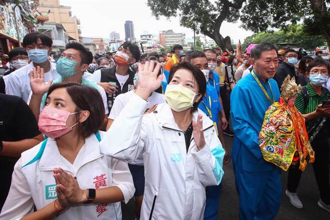 無黨籍台北市長參選人黃珊珊（中）9日出席關渡宮「台北葫蘆寺建廟75周年九聖關渡宮會香大典」，並參與遶境，遶境時與身旁的民眾打招呼致意。（鄧博仁攝）