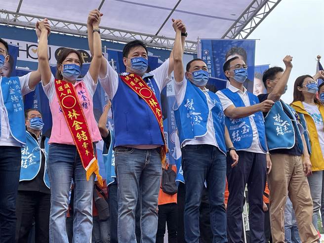 新北市议员林金结今举行「侯友宜Ｘ林金结 土城竞选总部成立造势大会」，与新北市长侯友宜等人高喊冻蒜。（蔡雯如摄）