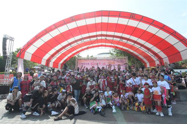 彰化县９日迎来原住民族文化节，全彰化26乡镇的原住民朋友，齐聚在彰化县立体育场圆形广场，因疫情睽违2年復办，所有原民朋友嗨翻天。（县府提供／吴建辉彰化传真）