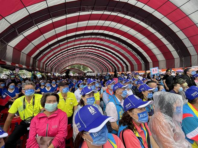 新北市议员林金结今举行「侯友宜Ｘ林金结 土城竞选总部成立造势大会」，找来新北市长侯友宜、国民党主席朱立伦、副主席连胜文、立委江启臣和郑丽文、前台北县长周锡玮等蓝营大咖到场，现场集结5000名乡亲，场面盛大。（蔡雯如摄）