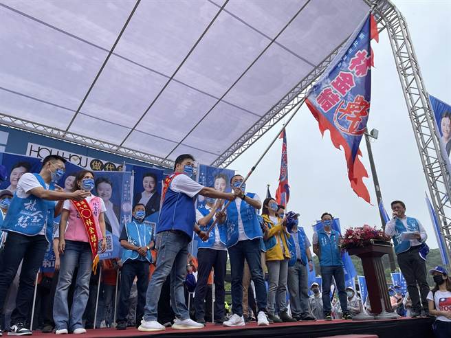 新北市议员林金结今举行「侯友宜Ｘ林金结 土城竞选总部成立造势大会」，与新北市长侯友宜等人高喊冻蒜。（蔡雯如摄）