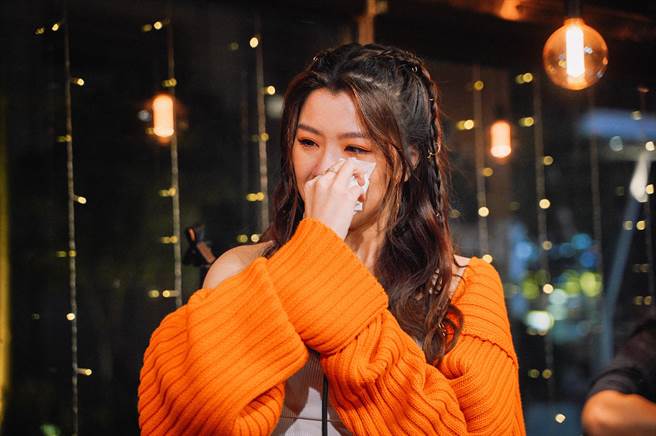 关诗敏昨提及自己声音出状况忍不住落泪。（亚神音乐提供）