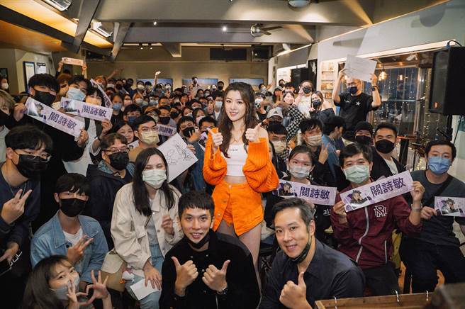 关诗敏昨与上百位歌迷共度欢乐时光。（亚神音乐提供）