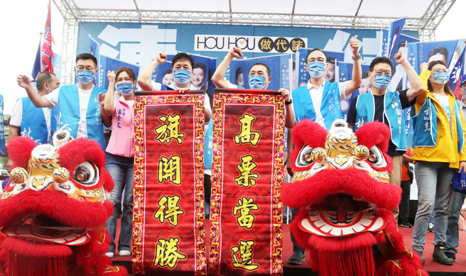 新北市议员林金结（左四）与新北市长侯友宜（右四）9日举办联合造势大会，党主席朱立伦（右三）、立委江启臣（左二）、中广董事长赵少康（右二）等国民党内大咖出席造势，握拳高喊冻蒜。（陈怡诚摄）