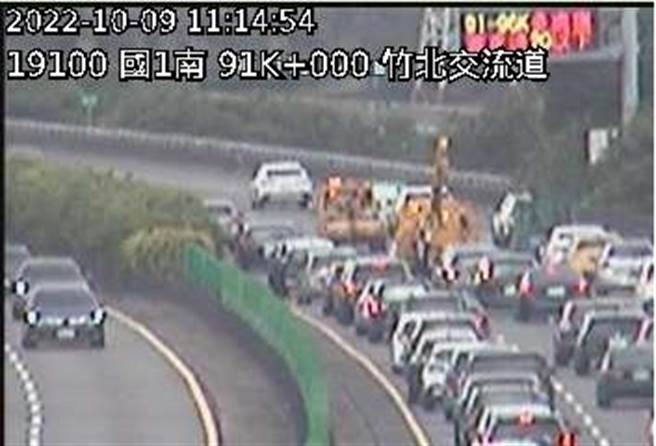 国庆连假第二日上午11时11分，国1南向91.2公里，2小客车追撞，占中线车道，11时19分排除，回堵5公里(高公局提供)