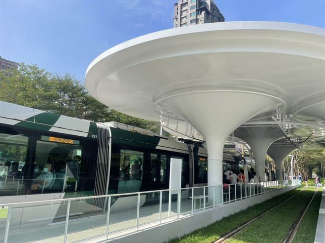 国庆连假首日高雄轻轨当日运量达4万人。（洪靖宜摄）