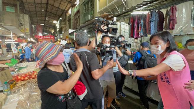 國民黨高雄市長參選人柯志恩（右）今到市場掃街。（柯宗緯攝）