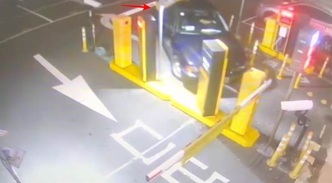 杨男驾车从停车场栅栏缝隙开走车辆，被控诈欺得利罪。（图/翻摄画面）