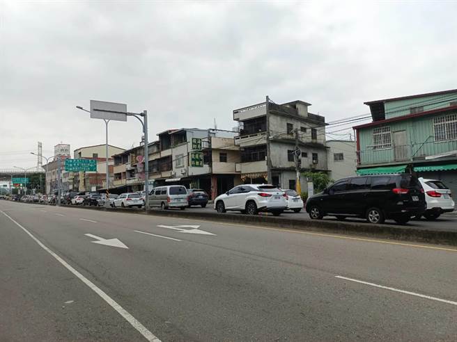 台中市雾峰中正路接国道六号旧正交流道每遇假日必壅塞，尤以中正路78巷口到旧正交流道的北岸路口短短400公尺因号志管制问题也加重车流堵塞状况。（张芬郁提供／冯惠宜台中传真）