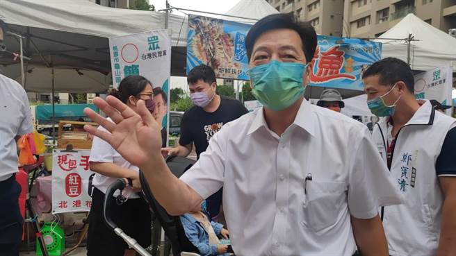 民眾党桃园市议员参选人简侨亨竞选总部9日成立，桃园市长参选人郑宝清突然现身会场。（赖佑维摄）