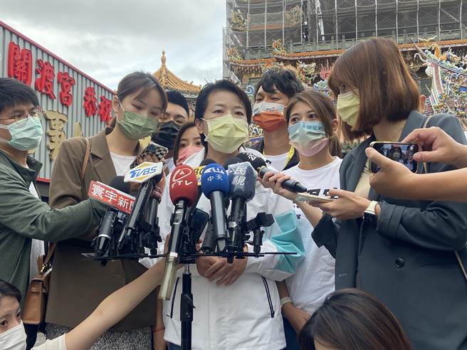 无党籍台北市长参选人黄珊珊今上午受邀参加葫芦寺75周年眾神圣驾水上巡安遶境，会前受访。（陈薏云摄）