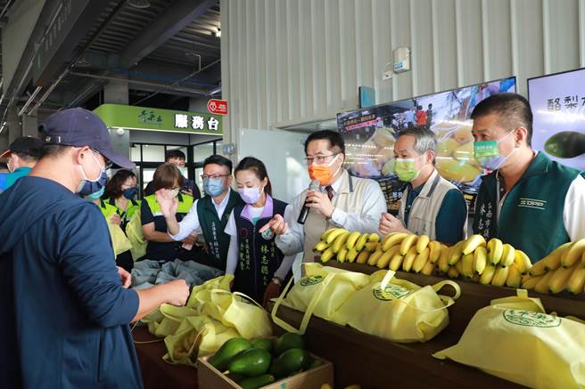 新化果菜市場連假2天湧逾2萬人 黃偉哲開箱促銷香蕉、酪梨(圖/曹婷婷翻攝)
