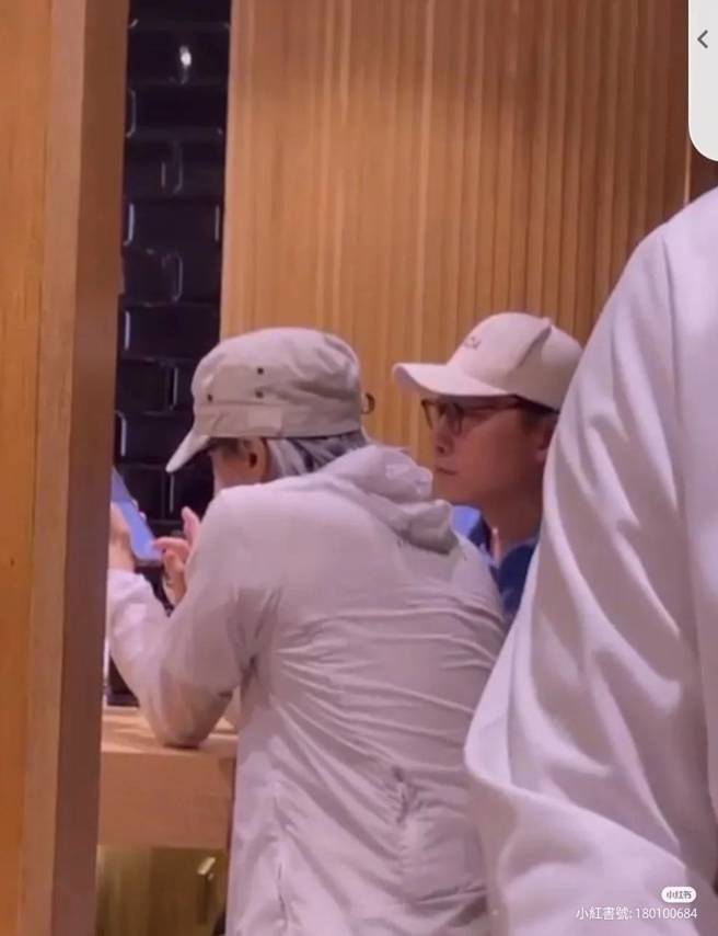 穿白衣的周星驰被网友议论，60岁的他似乎老得有些快。(图/小红书)