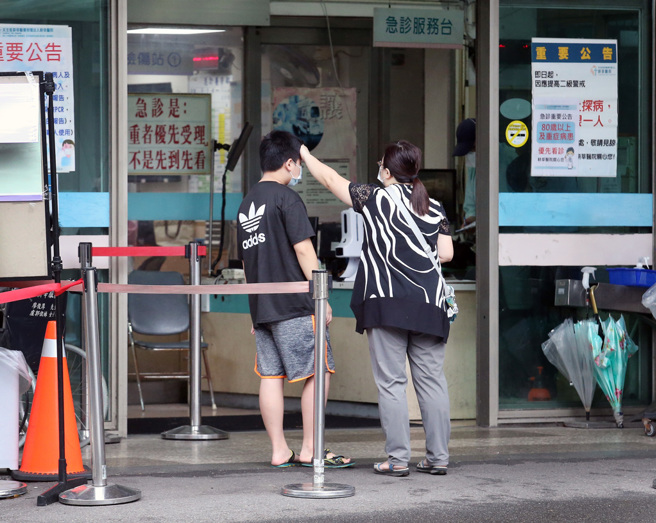 指揮中心公布今天國內新增62例確診死亡個案。圖為民眾就醫。(資料照)