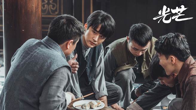 张新成在剧中是个金融管理者。（LiTV、张新成工作室提供）