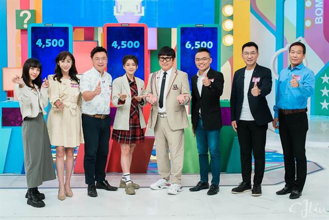 黄捷（左起）、许淑华、赵天麟、叶欣眉、胡瓜、洪孟楷、江启臣、锺小平录制《欢乐智多星》（卫视中文台提供）