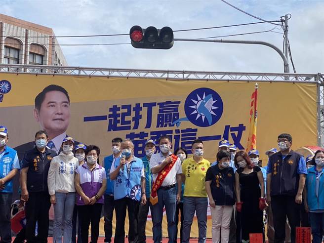 苗栗縣長徐耀昌今天也陪同無黨參選縣長的苗栗議長鍾東錦舉行競總成立大會。（鍾東錦競選團隊提供／李京昇苗栗傳真）