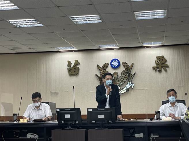 刑事局副局长邱绍洲7日前往苗栗县警局与该局研商查贿作法。图右为苗栗县警局长陈武康。（图/胡欣男翻摄）