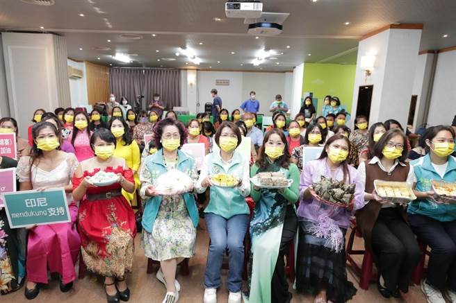 民進黨彰化縣長參選人黃秀芳9日在競選總部成立「新住民後援會」，超過百位生活在彰化的新住民盛裝打扮出席相挺。(黃秀芳提供／吳建輝彰化傳真)