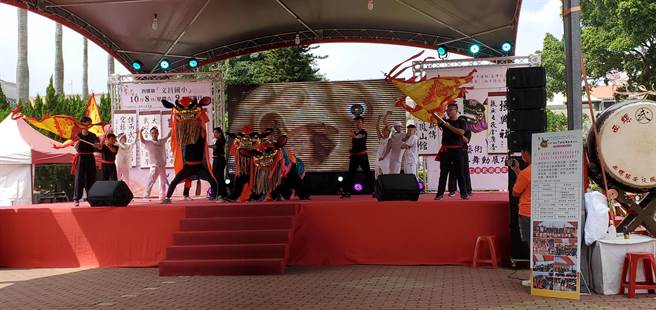 云林县街舞委员会与西螺凤山馆的年轻武术师父们今（9日）在西螺七崁武术文教基会举办的七崁武术嘉年华首次尬舞。（周丽兰摄）