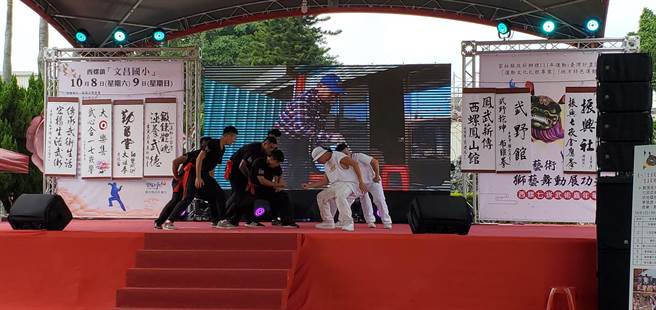 在董事长乐团的「仙拚仙」、「眾神爱台湾」浓厚台味歌曲带动节奏下，凤山馆年轻徒弟先上场打拳、舞旗，街舞舞者接着上场象徵性挑战，两团年轻人的精湛武术、舞艺穿插交织成一首充满活力与欢乐的尬舞。（周丽兰摄）