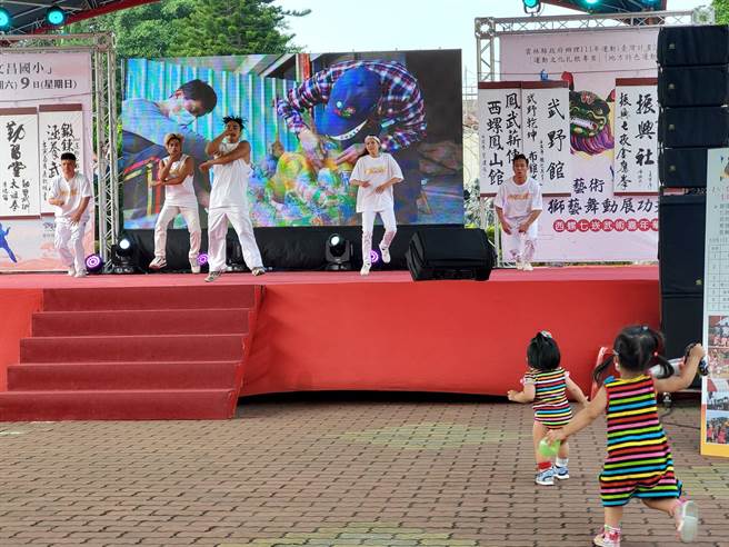 云林县街舞委员会表演时，连幼儿都看得兴奋。（周丽兰摄）