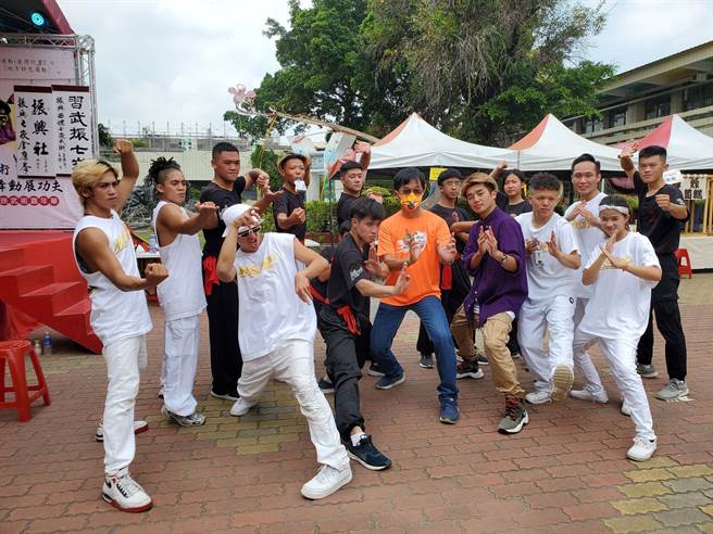 云林县街舞委员会与西螺凤山馆的年轻武术师父惺惺相惜，前排右三起古庆瑀、县议员李明哲（西螺七崁武术文教基金会董事长）、凤山馆师父陈建中。（周丽兰摄）