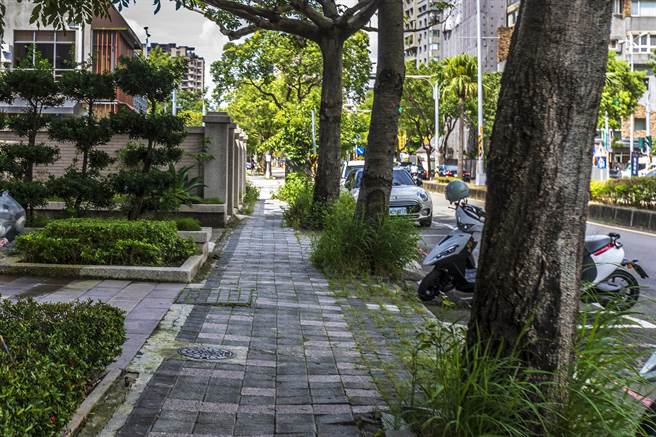 县府争取2案将以2710万元，改善竹北市高铁特区及东兴国小周边人行环境。（罗浚滨摄）