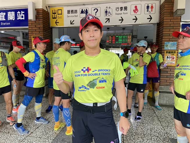 林庆华特别提到，这群爱跑步的猴子，努力终于被看见，感谢Brooks Running团队帮忙设计制作队服，RUN FOR DOUBLE TENTH为双十节而跑。（吴佩蓉摄）