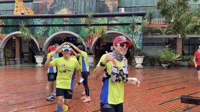 一行人在火车站前，精神抖擞喊「123上南湖、中华民国生日快乐」后热血出发。（吴佩蓉摄）