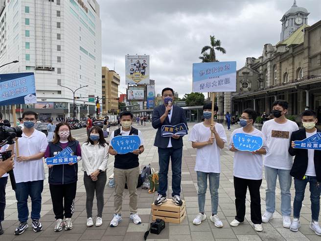 國民黨新竹市長參選人林耕仁在竹市街頭演講，懇請市民年底除了三合一選舉，18歲公民權修憲案也要投下同意票，讓台灣跟上世界潮流，實現民主價值。（林耕仁團隊提供／王惠慧新竹傳真）
