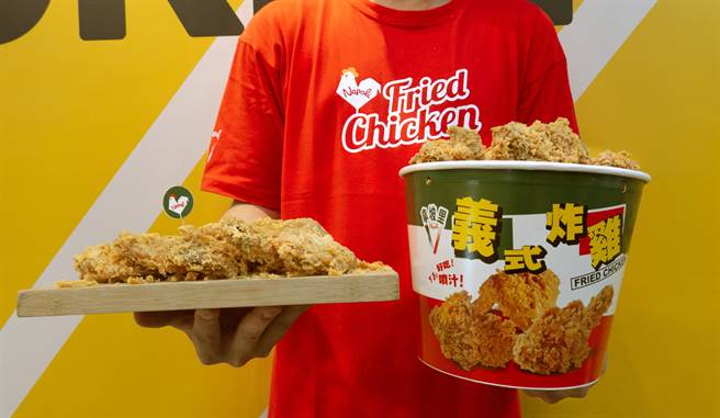 買「1公斤腿排桶」加碼送10隻原味胡椒雞翅，特價349元。（拿坡里提供）